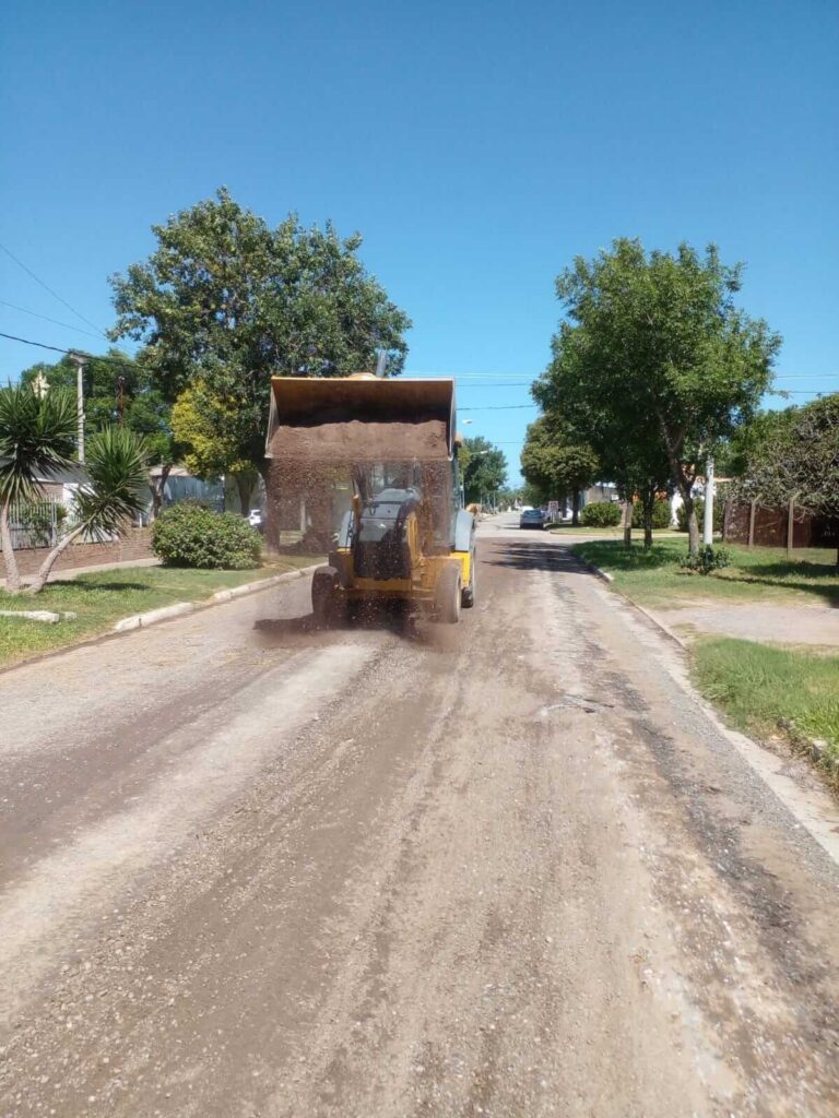 Mantenimiento vial con material petreo para mejorar la infraestructura urbana