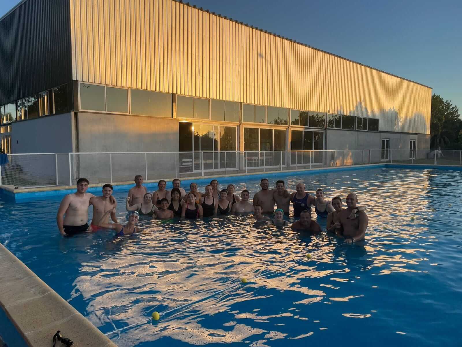 Clases gratuitas de natación para adultos por primera vez en el polideportivo de San Agustín