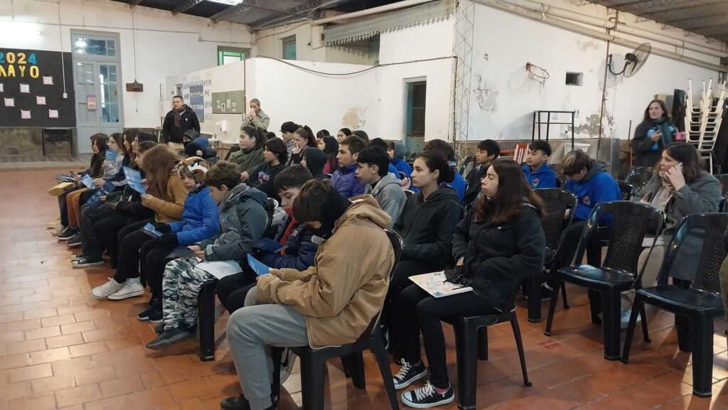 Charla sobre seguridad e higiene en alimentos en la escuela n°353