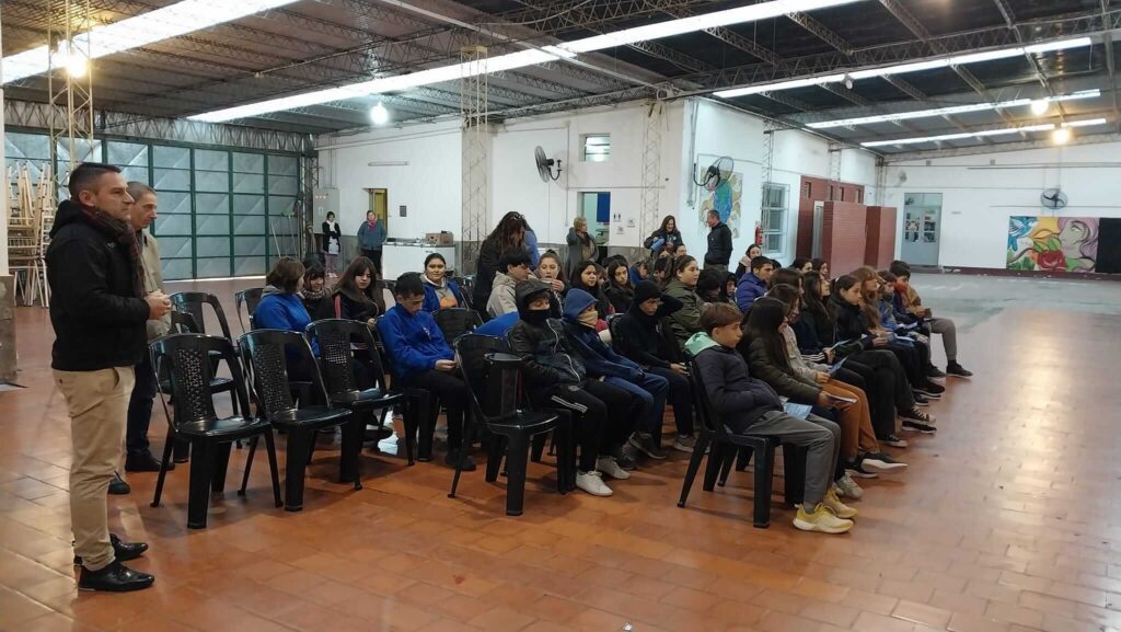 Charla sobre seguridad e higiene en alimentos en la escuela n°353