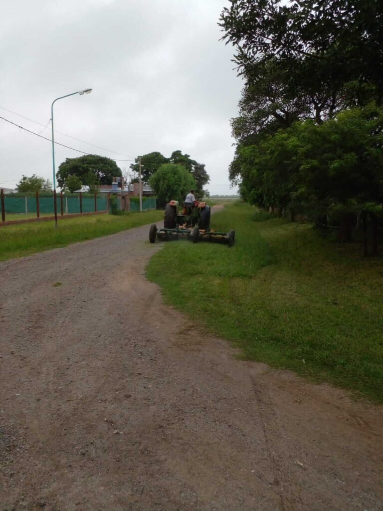 Seguimos trabajando en la limpieza del pueblo 🚜🌿