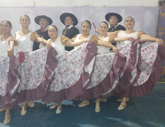 Orgullosos de nuestra escuela comunal de danzas folklóricas