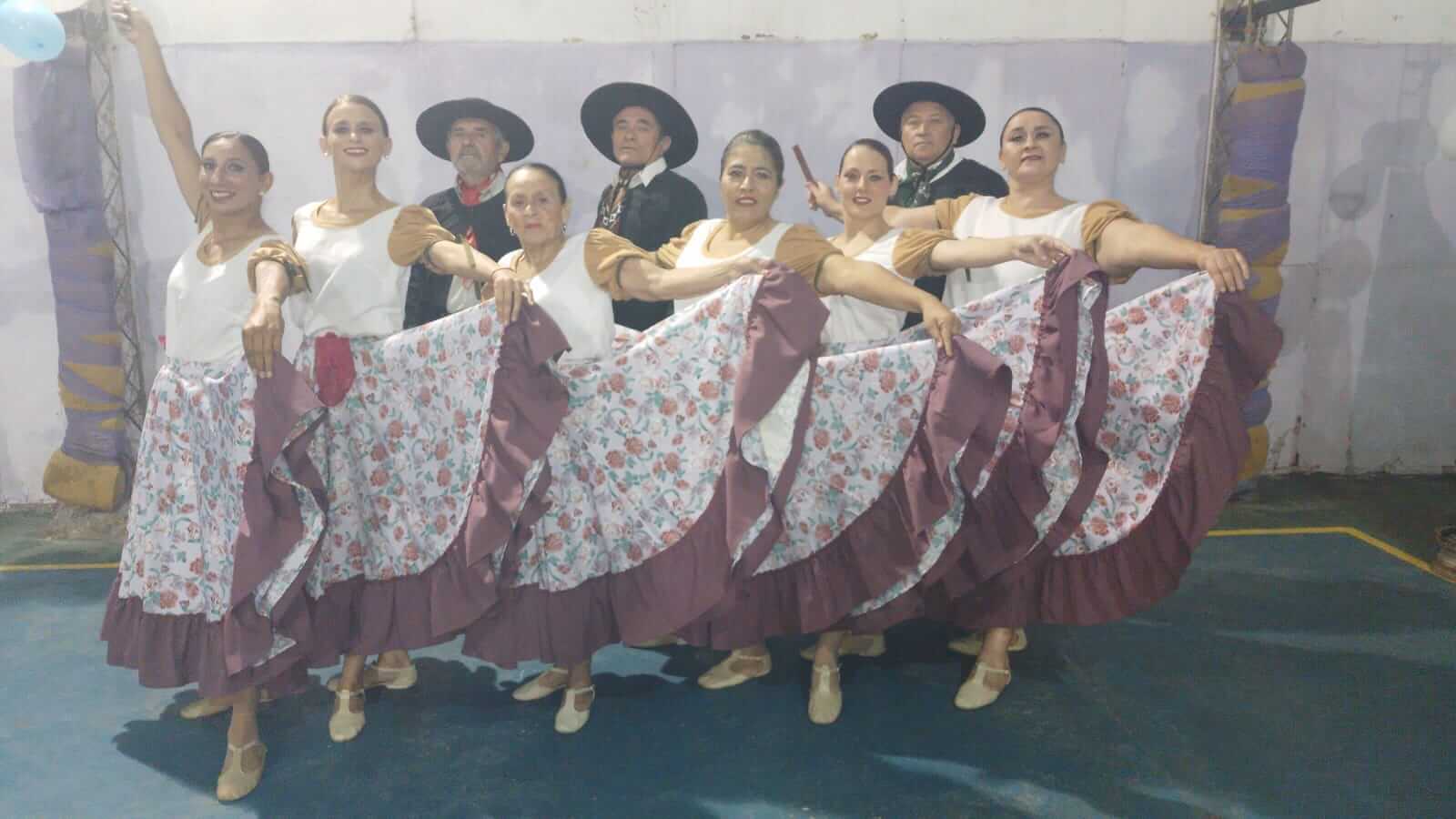 Orgullosos de nuestra escuela comunal de danzas folklóricas