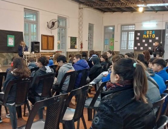 Charla sobre seguridad e higiene en alimentos en la escuela n°353