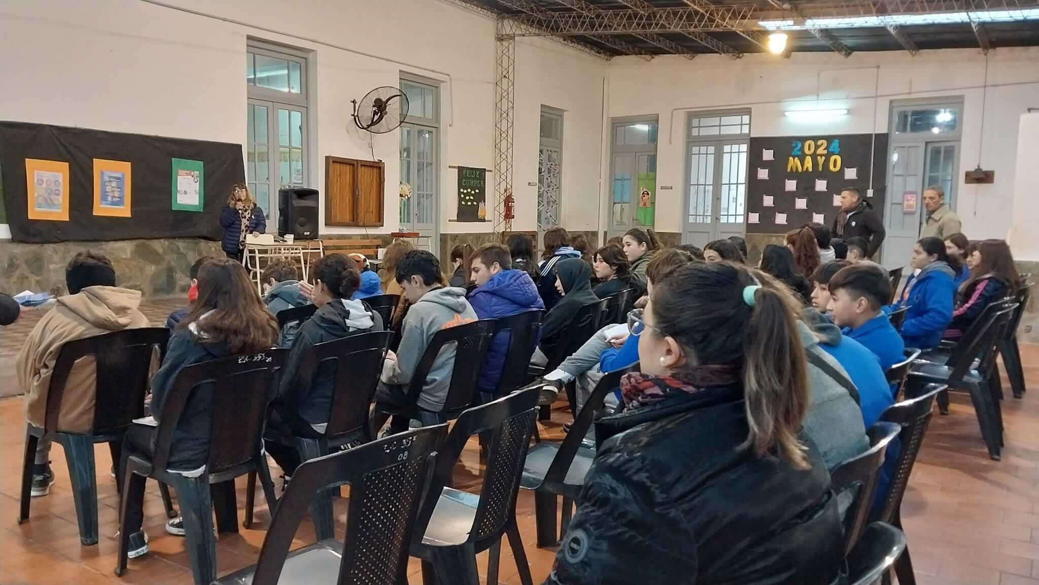 Charla sobre seguridad e higiene en alimentos en la escuela n°353