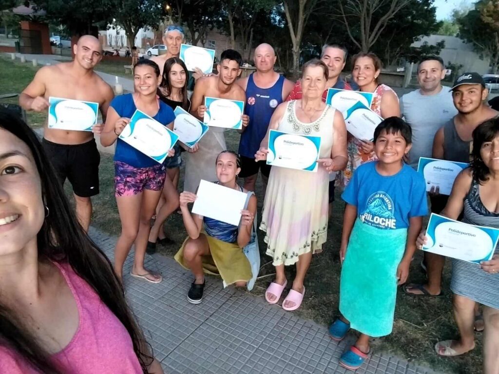 Cristian Osta entregó certificados al grupo de natación para adultos