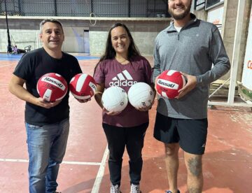 Entrega de material deportivo para el polideportivo comunal