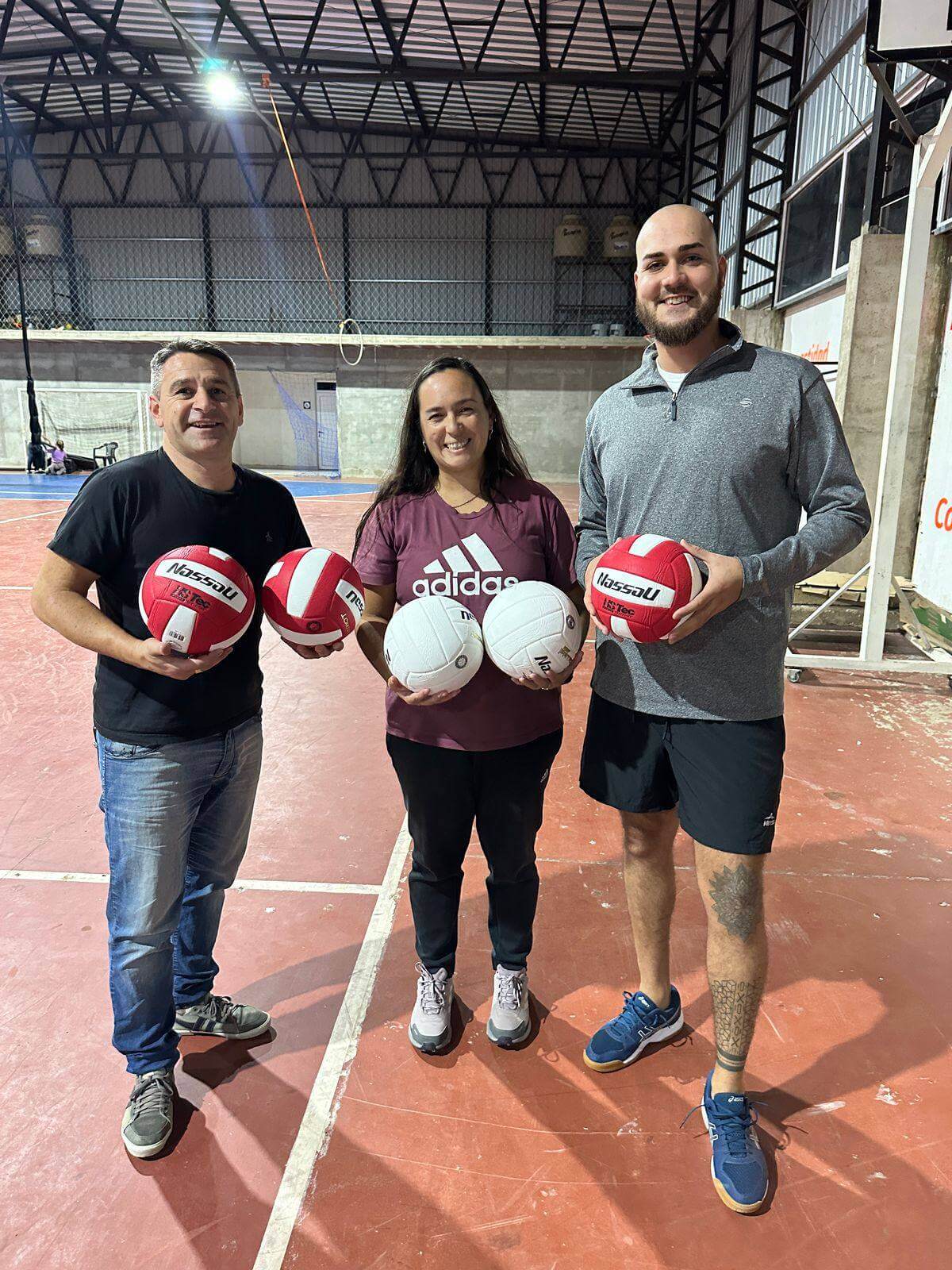 Entrega de material deportivo para el polideportivo comunal